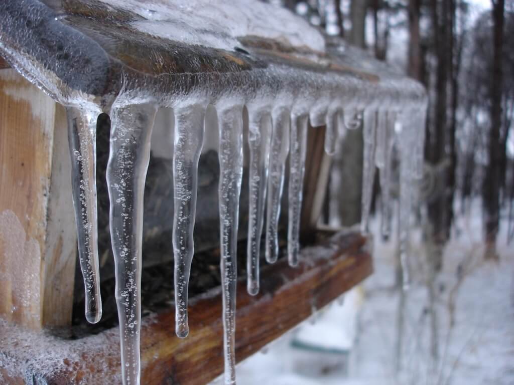 Опасные сосульки и снежные шапки на крышах в Барановичах МЧС